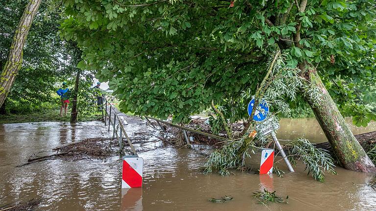 Im Sommer 2021: Das Hochwasser hatte bei Schwarzach eine Brücke für Radfahrer und Fußgänger niedergerissen. Im Sommer 2021: Das Hochwasser hatte bei Schwarzach eine Brücke für Radfahrer und Fußgänger niedergerissen.