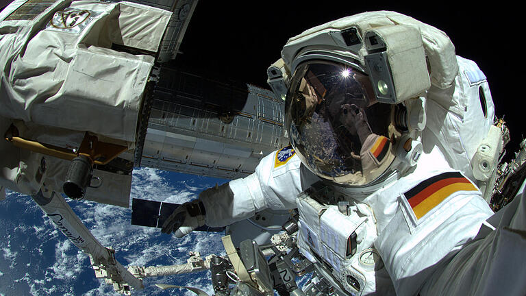 Das war 2014 - Ein teures Kleidungsstück: Ein Raumanzug kostet um die zwölf Millionen US-Dollar. Im Bild ist der deutsche Astronaut Alexander Gerst zu sehen. Er startete 2014 mit einer Sojus-Rakete zur Internationalen Raumstation ISS. Das war 2014 - Ein teures Kleidungsstück: Ein Raumanzug kostet um die zwölf Millionen US-Dollar. Im Bild ist der deutsche Astronaut Alexander Gerst zu sehen. Er startete 2014 mit einer Sojus-Rakete zur Internationalen Raumstation ISS.