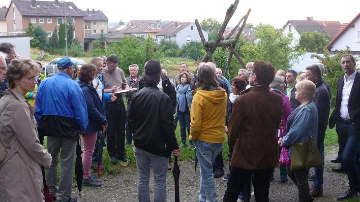 Beim Ortsrundgang im Bärental im Rahmen des Gemeindeentwicklungskonzepts wurde auch ein Spielplatz besucht.CLAUDIA SCHUHMANN