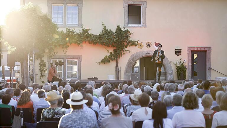 Auch Shakespeares 'Romeo und Julia' war beim Kultursommer MainDreieck zu sehen. Aufgeführt wurde das Stück durch das Ensemble Persona in Eibelstadt am Marktplatz. Auch Shakespeares 'Romeo und Julia' war beim Kultursommer MainDreieck zu sehen. Aufgeführt wurde das Stück durch das Ensemble Persona in Eibelstadt am Marktplatz.