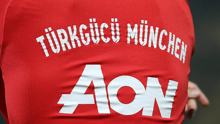 Künftig ein Drittliga-Trikot: das von Türkgücü München. Künftig ein Drittliga-Trikot: das von Türkgücü München.
