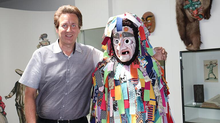 Marco Anderlik, Präsident des Fastnacht-Verbandes Franken (FVF), posiert in der Kitzinger Fastnachtakademie vor einer Flecklashexe. Marco Anderlik, Präsident des Fastnacht-Verbandes Franken (FVF), posiert in der Kitzinger Fastnachtakademie vor einer Flecklashexe.