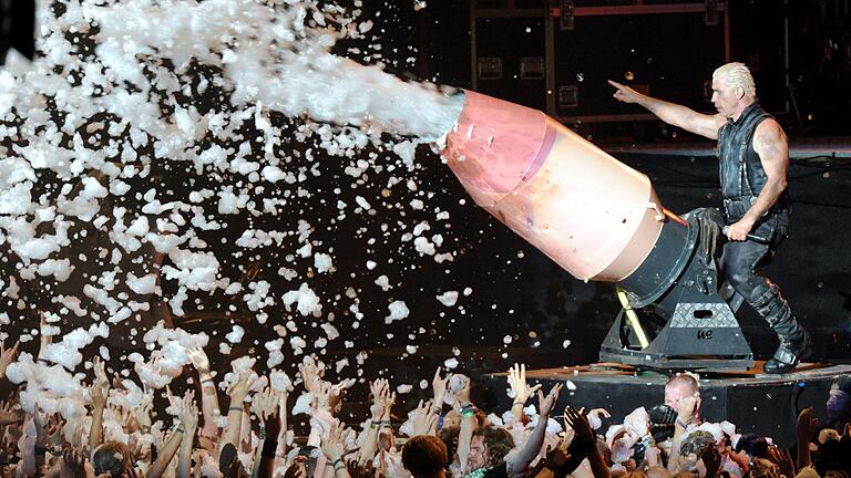 Auf die Einlage mit dem Riesenpenis zum Lied 'Pussy' haben Rammstein bei ihren Münchner Stadionkonzerten verzichtet. Auf die Einlage mit dem Riesenpenis zum Lied 'Pussy' haben Rammstein bei ihren Münchner Stadionkonzerten verzichtet. 