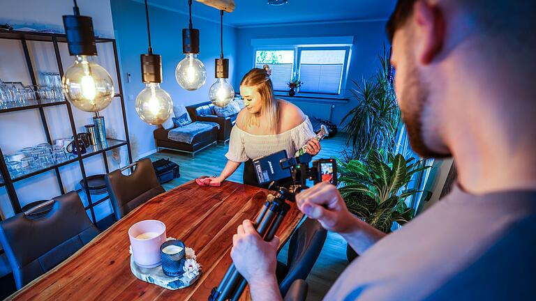 Influencerin Lea de Bruijn       -  Der Freund der Influencerin filmt sie beim Putzen.