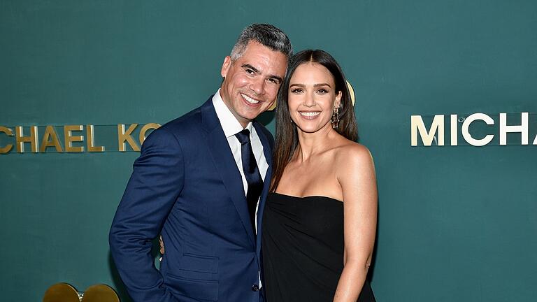 Verleihung der 16. jährlichen Golden Heart Awards       -  Jessica Alba und Cash Warren im Jahr 2022.