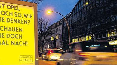 Umdenken: Opel-Kampagnenplakat in Berlin. Werbung wie diese verbreitet sich oft rasant im Netz. Fachleute sprechen dabei von viralem Marketing.