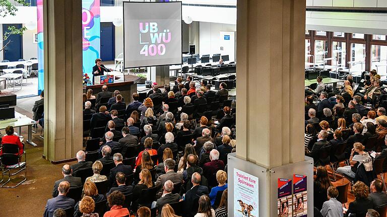 Festakt zum 400-jährigen Bestehen im Foyer der Zentralbibliothek am Hubland. Die frühere Landtagspräsidentin Barbara Stamm will sich für mehr finanzielle Mittel des Freistaats stark machen.