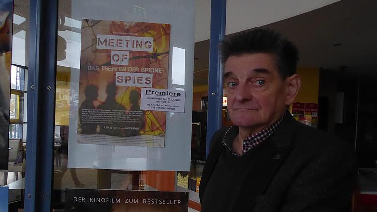 Norbert Grohmer vor dem Filmplakat. Am Mittwoch, 5. Februar, wird 'Meeting of Spies - Das Treffen der Spione' gezeigt. Foto: Thomas Ahnert       -  Norbert Grohmer vor dem Filmplakat. Am Mittwoch, 5. Februar, wird 'Meeting of Spies - Das Treffen der Spione' gezeigt. Foto: Thomas Ahnert