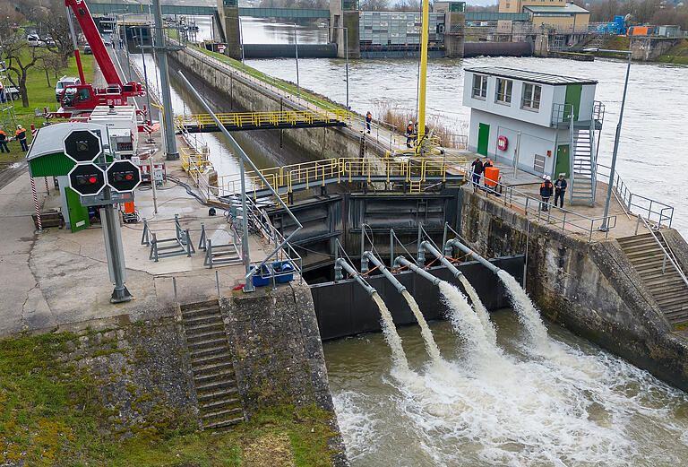 Fast einen ganzen Arbeitstag dauert es, bis große Pumpen die knapp 300 Meter lange Schleusenkammer geleert haben.