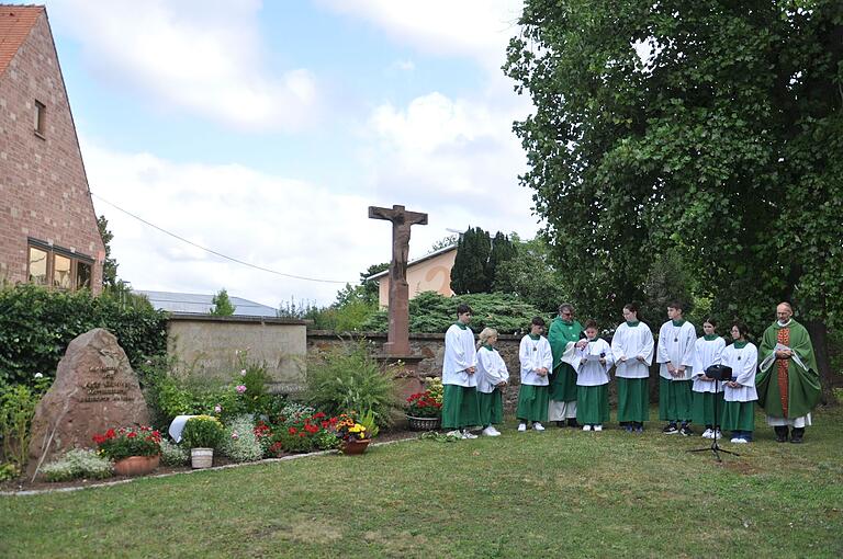 Schüler der Pater Alois Grimm-Schule erinnerten an den Namenspatron ihrer Schule und legten zum Gedenken eine Blumenschale nieder. Schüler der Pater Alois Grimm-Schule erinnerten an den Namenspatron ihrer Schule und legten zum Gedenken eine Blumenschale nieder.