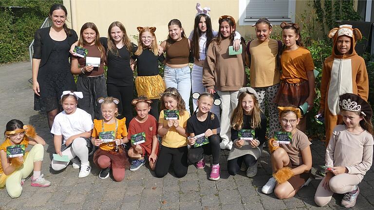 Die scheidende Chorleiterin Sina Schmidt-Mustafa mit ihren Chören Sicanti und Sicantini. Die zeigten das Musical 'Löwenmutig und Tigerstark'.