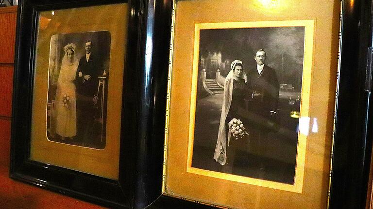 Auch alte Fotografien der Wehner-Verwandtschaft stehen zum Verkauf. Doch warum die Braut in der rechten Fotografie ein dunkles Hochzeitskleid trägt, darauf weiß vermutlich nur die Frau selbst eine Antwort. Auch alte Fotografien der Wehner-Verwandtschaft stehen zum Verkauf. Doch warum die Braut in der rechten Fotografie ein dunkles Hochzeitskleid trägt, darauf weiß vermutlich nur die Frau selbst eine Antwort.