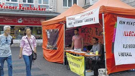 Kein Mensch ist illegal: das Zelt der protestierenden Asylbewerber in der Würzburger Innenstadt.