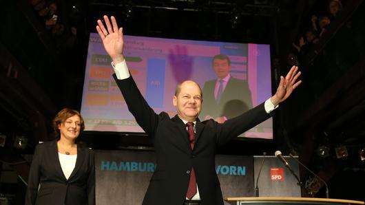 Bürgerschaftswahl - SPD       -  Hamburgs Erster Bürgermeister und Spitzenkandidat der SPD für die Hamburger Bürgerschaftswahl, Olaf Scholz, und seine Ehefrau Britta Ernst freuen sich am 15.02.2015 in Hamburg nach der ersten Hochrechnung für die Bürgerschaftswahl. Rund 1,3 Millionen Hamburger waren aufgerufen, eine neue Bürgerschaft zu wählen. Foto: Christian Charisius/dpa +++(c) dpa - Bildfunk+++