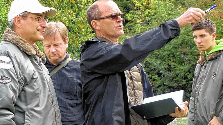 Die Absturzstelle im Blick: Tony Yorba (mit Buch in der Hand) und Peter Boylan (links) in Hausen. Die Absturzstelle im Blick: Tony Yorba (mit Buch in der Hand) und Peter Boylan (links) in Hausen.