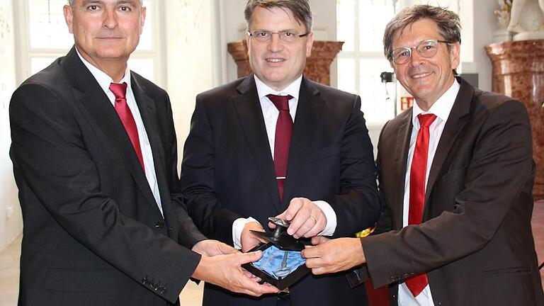 Symbolische Übergabe: Der Leiter des Bauamts Bamberg, Jürgen König (rechts), überreicht an Justizminister Bausback (Mitte) und JVA-Leiter Weigand einen Schlosskasten. Symbolische Übergabe: Der Leiter des Bauamts Bamberg, Jürgen König (rechts), überreicht an Justizminister Bausback (Mitte) und JVA-Leiter Weigand einen Schlosskasten.