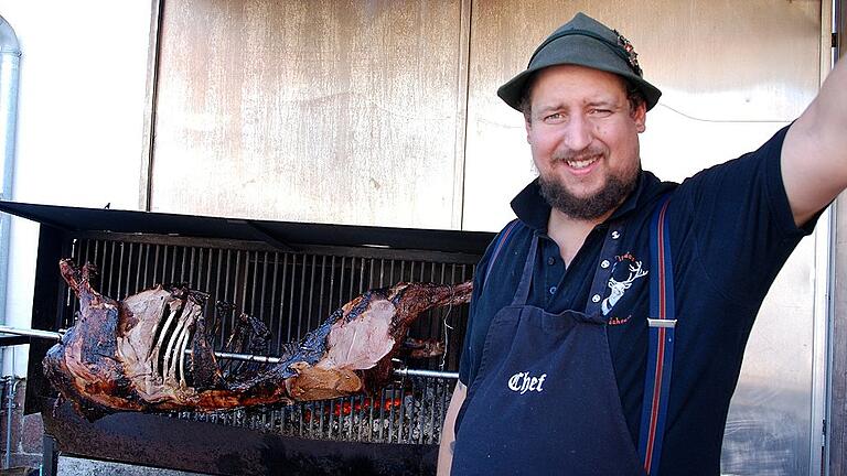 Ganzes Wildschwein am Grill: Matthias Kramhöller, der &bdquo;WuidarA&ldquo;.