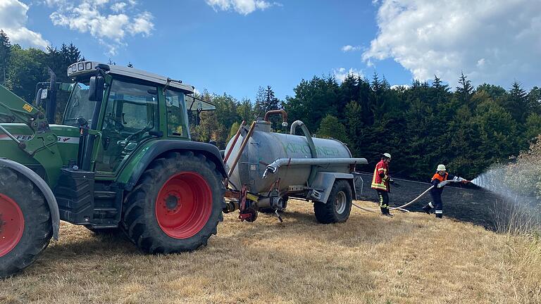 Immer öfter helfen Landwirte der Feuerwehr, indem sie Löschwasser in Güllefässern transportieren. Das Bild 2022 entstand bei einem Einsatz im Landkreis Main-Spessart.