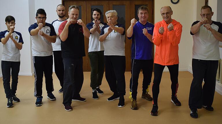 Mit voller Begeisterung dabei: Trainer Frank Bayer (Vierter von links) und Daniel Seifert (rechts) hatten zum Schnuppertraining prominente Gäste: Bürgermeister Hubert Endres (Dritter von rechts) und Landrat Wilhelm Schneider (Zweiter von rechts) ließen sich am Mittwoch in die Kung-Fu-Kampfkunst einführen.