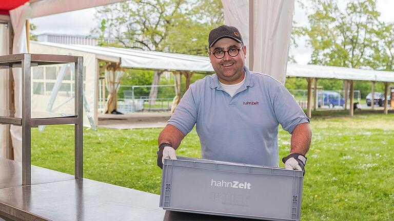 Der Aufbau für den Hahnschen Sommergarten am Main gegenüber des Kulturspeichers ist im Gang. Küchenchef Philipp Keller packt mit an. Im Hintergrund die 45 Meter lange Pergola, die die Gäste regensicher beherbergen soll. Der Aufbau für den Hahnschen Sommergarten am Main gegenüber des Kulturspeichers ist im Gang. Küchenchef Philipp Keller packt mit an. Im Hintergrund die 45 Meter lange Pergola, die die Gäste regensicher beherbergen soll.