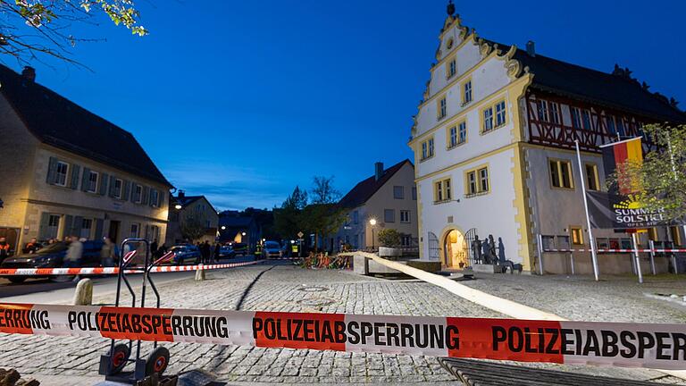 Ort des Geschehens am Sonntagabend: Der umgestürzte Maibaum liegt quer vor dem Rathaus von Obernbreit im Landkreis Kitzingen.