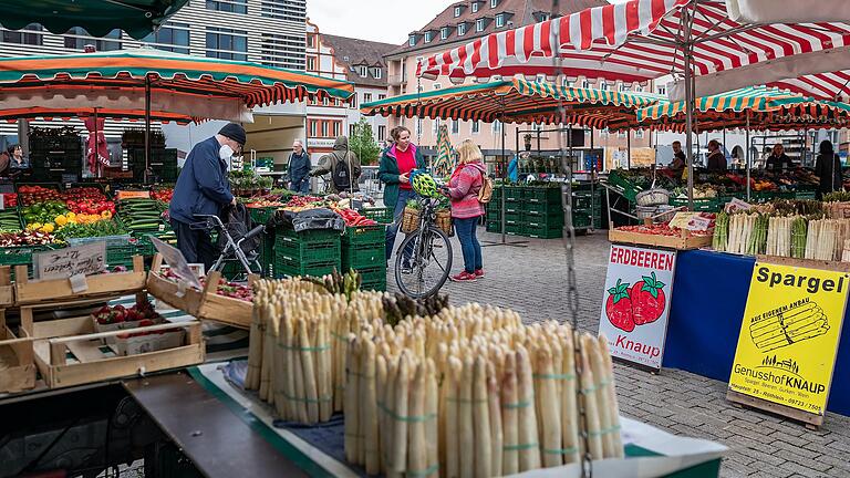 Der Grüne Markt am unteren Markt in Würzburg soll während des Weindorfs umziehen.