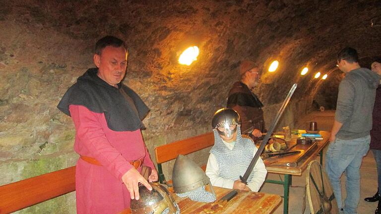 Reinhold Wahler (links) mit dem Pagen Lennert von der Glauburg sowie Ablassprediger Jürgen (hinten links) informierten in der Wikinger-Ausstellung auf der Trimburg.               Winfried Ehling       -  Reinhold Wahler (links) mit dem Pagen Lennert von der Glauburg sowie Ablassprediger Jürgen (hinten links) informierten in der Wikinger-Ausstellung auf der Trimburg.               Winfried Ehling