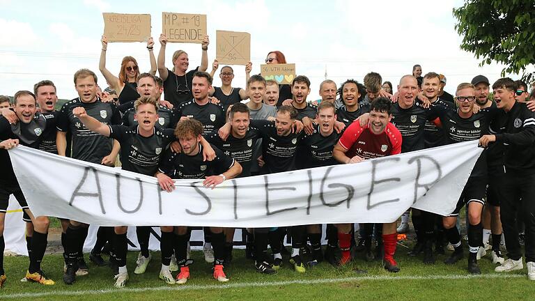 Beste Stimmung: Die Party auf dem Platz war nur der Auftakt einer langen Feier-Nacht für die Mannschaft der SG Waigolsgausen/Theilheim/Hergolshausen. Beste Stimmung: Die Party auf dem Platz war nur der Auftakt einer langen Feier-Nacht für die Mannschaft der SG Waigolsgausen/Theilheim/Hergolshausen.