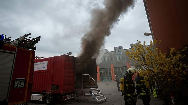 Die Schweinfurter Feuerwache bietet einen Blick hinter die Kulissen: Hier ein Training mit dem Brandübungscontainer. Die Schweinfurter Feuerwache bietet einen Blick hinter die Kulissen: Hier ein Training mit dem Brandübungscontainer. 