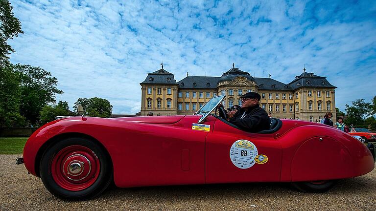 Schloss Werneck: Beliebte Fotokulisse bei der Rallye, hier kontrastreich mit dem Jaguar XK 120 OTS, Baujahr 1951 von Herbert Fischer aus Bad Homburg.