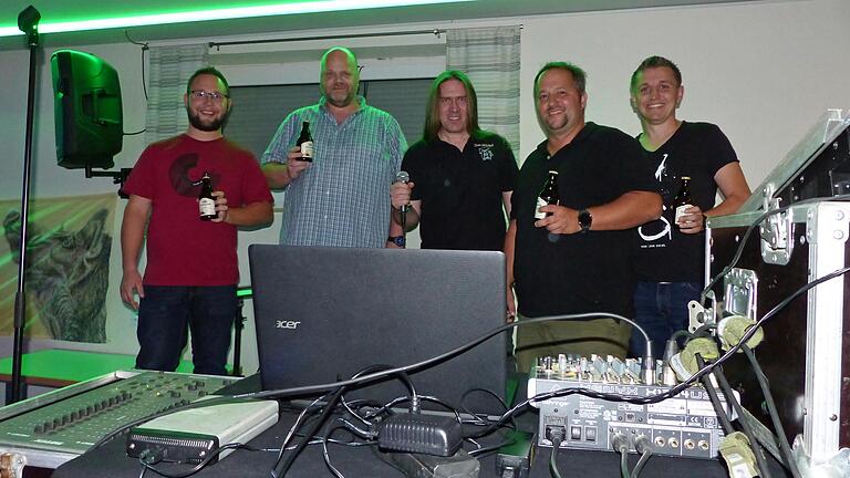 Freuten sich über die neuen 'Mega starken Biernächte' (von links): das Orgateam der DJK Brebersdorf mit David Kuhn, Stefan Müller, der singende DJ Rock, Karsten Otto und Thomas Götzendorfer. Freuten sich über die neuen 'Mega starken Biernächte' (von links): das Orgateam der DJK Brebersdorf mit David Kuhn, Stefan Müller, der singende DJ Rock, Karsten Otto und Thomas Götzendorfer.