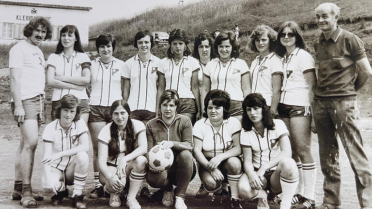 Die erste Meisterschaft einer Frauenmannschaft im Fußball-Kreis Schweinfurt gelang 1973 der DJK Kleinbardorf.  Das Bild zeigt das damalige Meisterteam mit Trainer Emil Full (hinten von links), Anita Then (Full), Almuth Mauer, Roswitha Helmerich, Jutta Bauer, Brunhilde Schindler, Loni Bauer, Marion Hellmuth, Hiltrud Schleelein und den 1. Vorsitzenden Egid Halbig,&nbsp; sowie Rita Schubert (vorne von links), Doris Balling, Torfrau Doris Pflüger, Emma Krug (Reiher) und Rita Mauer.