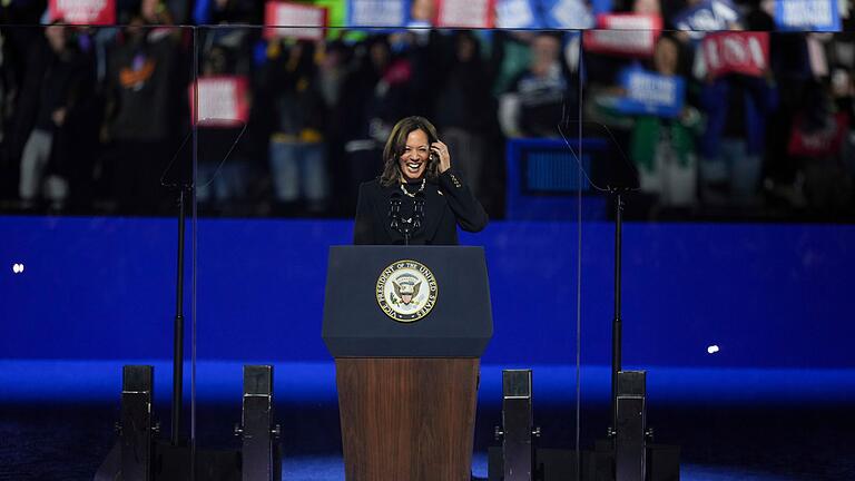 Wahlkampf in den USA - Harris in Pittsburgh, Pennsylvania       -  Große Show am Ende eines erbitterten Wahlkampfs: Kamala Harris in Philadelphia.