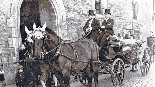 Ein Bild aus alten Zeiten: die Hochzeitskutsche mit Wilhelm Hart und Alfred Ames fuhr das Brautpaar zum Standesamt und von dort zur Kirche.