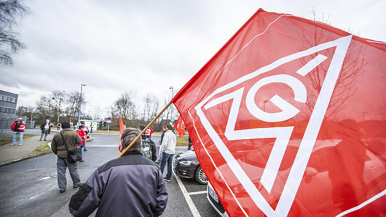 Bei Bosch Rexroth in Augsfeld gingen am Freitag knapp 100 Arbeiter auf die Straße.