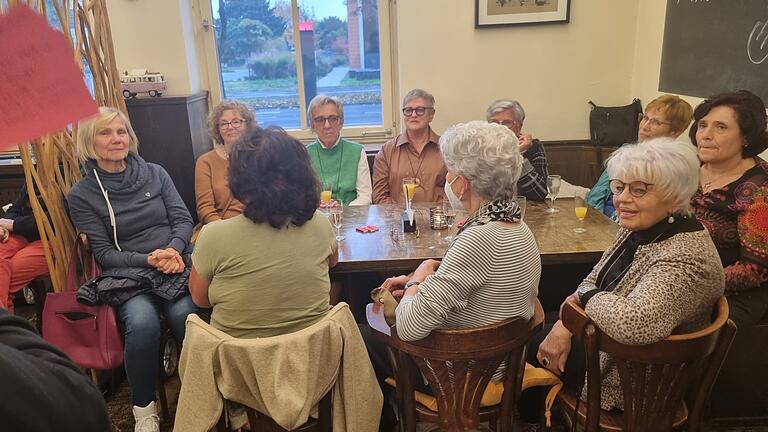 Auf dem Foto von links Doris Förster, Gaby Scheller, Christine Meixner, Ilse Brüger, Christa Strätz, Elfriede Feldmann, Monika Östreicher, Rosi Heßler, Regina Karrlein, Inge Jobst.