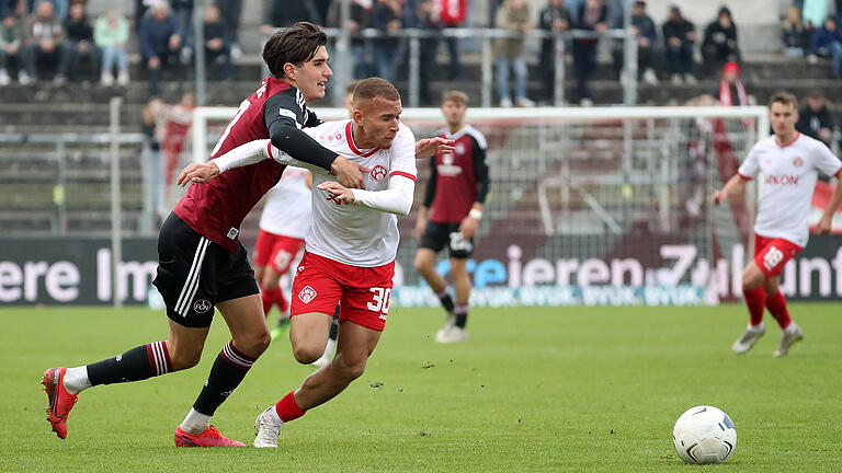 Benyas Solomon Junge-Abiol (rechts) und die Würzburger Kickers mussten sich gegen den 1. FC Nürnberg II (links&nbsp;Nikola Komljenovic ) mit einem Punkt zufrieden geben.