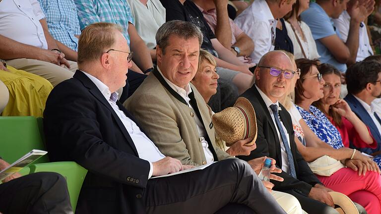 Michelbach im Gespräch mit Markus Söder bei der Einweihung der neuen Spielstätte der Scherenburgfestspiele. Michelbach im Gespräch mit Markus Söder bei der Einweihung der neuen Spielstätte der Scherenburgfestspiele.
