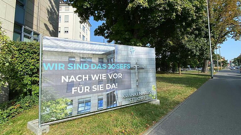 Die Protest-Banner der Josefs-Mitarbeitenden in Schweinfurt sind entfernt. Derzeit stehen zwei Banner vor dem Krankenhaus, in denen versichert wird, dass der Betrieb weiter geht bis zum 31. Dezember.