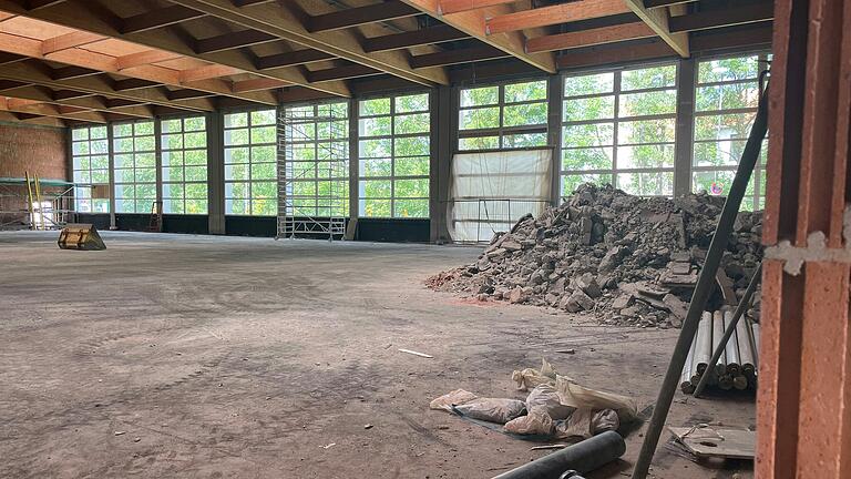 Seit Frühjahr 2022 läuft die Erneuerung der Sickergrundhalle, hier der Stand im Sommer 2023. Seit Frühjahr 2022 läuft die Erneuerung der Sickergrundhalle, hier der Stand im Sommer 2023.