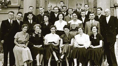 Gerhard Schwarz (zweite Reihe, erster Schüler von rechts) legte 1953 das Abitur an der Lehrerbildungsanstalt ab. Mit auf dem mit Foto: Studienrat Wilhelm Janusch und Oberstudienrat Josef Körber.