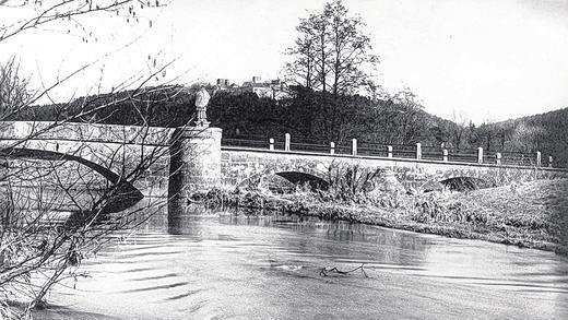 1944 Die Mühlbacher Brücke über die Fränkische Saale kurz vor der Sprengung durch eine SS-Einheit.