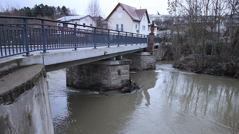 Am frühen Abend des 9. Januar soll eine 13-Jährige von einer Brücke aus in die Tauber gestürzt sein. Am frühen Abend des 9. Januar soll eine 13-Jährige von einer Brücke aus in die Tauber gestürzt sein.