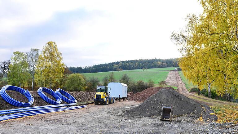 Mit der Verlegung der Wasser-Anschlussleitung von Völkershausen an das System des Wasserzweckverbands Willmarser Gruppe wurde im Herbst 2018 begonnen, wie auf dem Archivbild am Lappberg zu sehen.