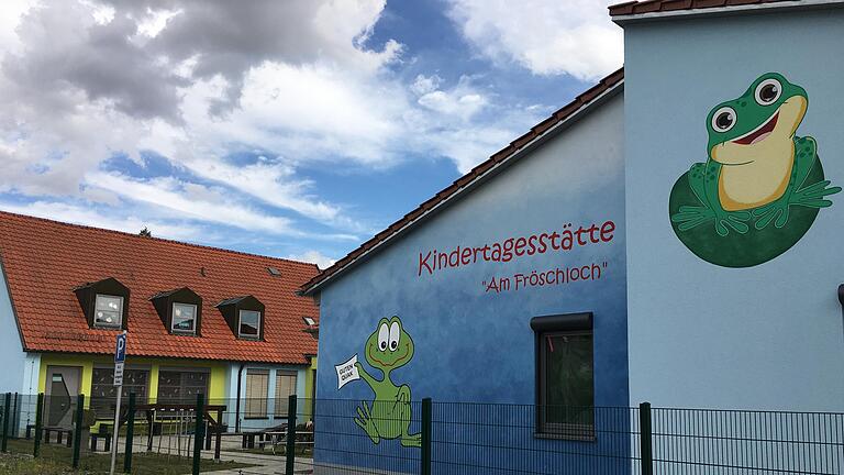 Den 'Fröschloch'-Kindergarten (vorne der mit Schimmel befallene Anbau) und sein Pendant am 'Bühl' will die Gemeinde zu Gunsten eines Neubaus aufgeben. Doch daran gibt es auch Kritik.