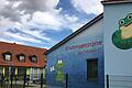 Den 'Fröschloch'-Kindergarten (vorne der mit Schimmel befallene Anbau) und sein Pendant am 'Bühl' will die Gemeinde zu Gunsten eines Neubaus aufgeben. Doch daran gibt es auch Kritik.