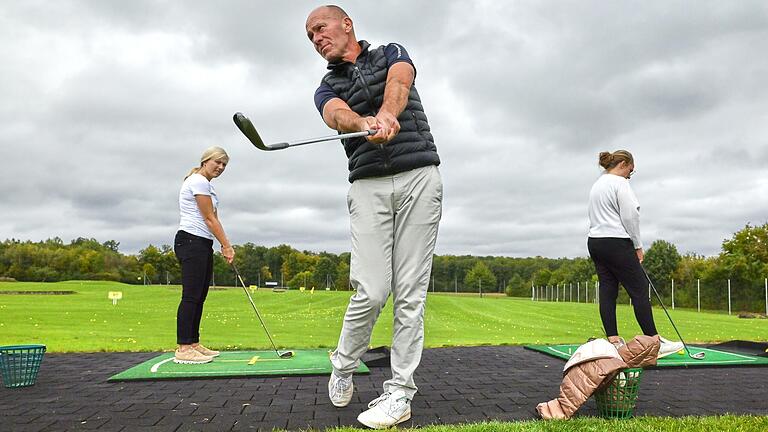 Beim Golfen ist Schwungtechnik von großer Bedeutung. Der linke Arm darf nicht abknicken. Trainer Colin Monk zeigt, wie es geht.