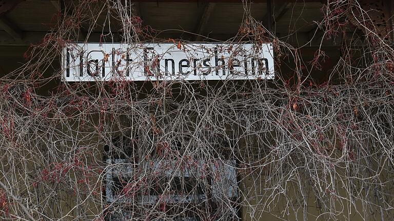 Im Dornröschenschlaf: Am Bahnhof in Markt Einersheim halten schon längst keine Züge mehr. Jetzt soll das Gebäude samt Umfeld versteigert werden. Im Dornröschenschlaf: Am Bahnhof in Markt Einersheim halten schon längst keine Züge mehr. Jetzt soll das Gebäude samt Umfeld versteigert werden.