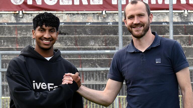 Mittelfeldspieler Geremi Perera (links, mit Sportdirektor Sebastian Neumann) hat einen Profi-Vertrag beim Fußball-Regionalligisten FC Würzburger Kickers unterschrieben.