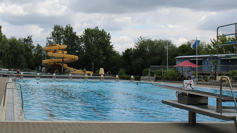 Das Freibad auf der Mondseeinsel in Kitzingen.